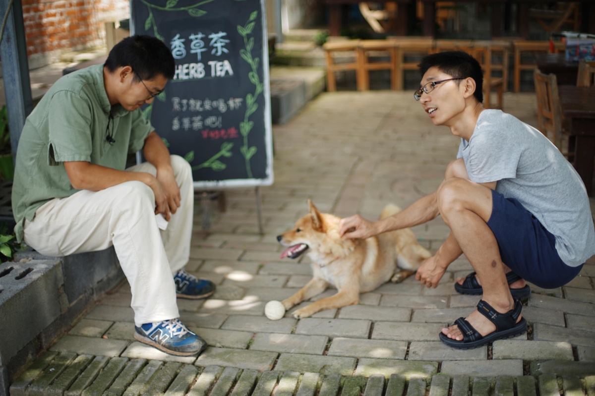 ��ɽ�ֵ�ͤ�У���ҷ�����ʳ�����������µĴ���Ȼ�У�û�����ֻ���������������˿�����Ϸ���ߣ�С�����ƴ������ʱ�̵��ˣ����˵��Ȼ������һ����ʣ����˿�����Ϸ�����Ҹ����׽����˴�Ĭ���������˴��Žᣬ����Ŀ���������������ֻ��ƽ����æ�ڹ�����������ȴ���գ��򵥵Ŀ����������еķ����ǳ����˾���������һ��ɽˮ����ӵ�쳾�����ʱ��򾲣����ļ����㣬��Ȼ���ƾ���������������ϸˮ�����İ�ů��