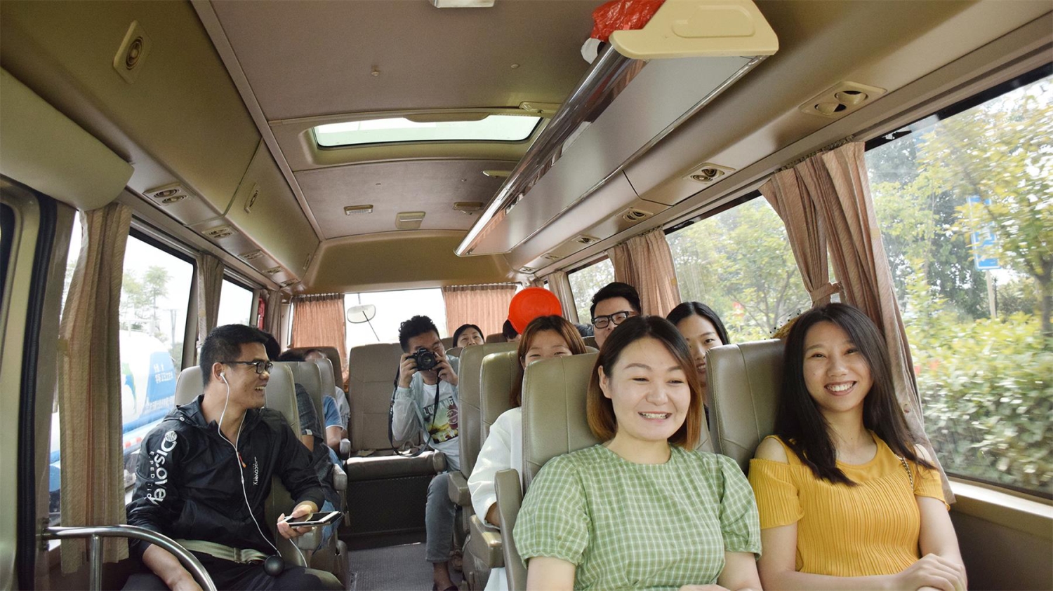 ��;�羰����Ŀ�ĲԴ䣬ϸ�ܵ�֦Ҷ���������͵Ĺ�â����Խʱ�գ������ĵ��ɶ���һ·�ϣ�С����ǵĻ���Ц�Ϊ�⾲��ʫ��ļ��ڣ�������һ�ݱ����ķ��顣���Ŷ�������;���ڴ������β�ס���ĵ��˷ܣ��þ�ͷ��¼�����ʱ�⡣