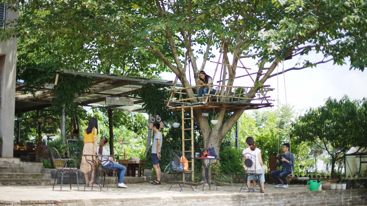 ����߹�ɽҰ���������Ļ������þ�ͷ��¼�˴˵�Ц�ݡ�����λ����Ļ��С�ʮһ���������������ɵ�ͬС�������������ǧ���������ҹ����ҳ�������˾��������µ�����������Ϊ����ļ��䡣